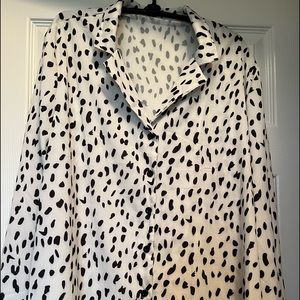 XL.  Eye catching black and white blouse. Lightweight